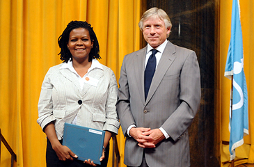 Lee C. Bollinger, President of Columbia University, presents the 2009 History prize to Annette Gordon-Reed JPG
