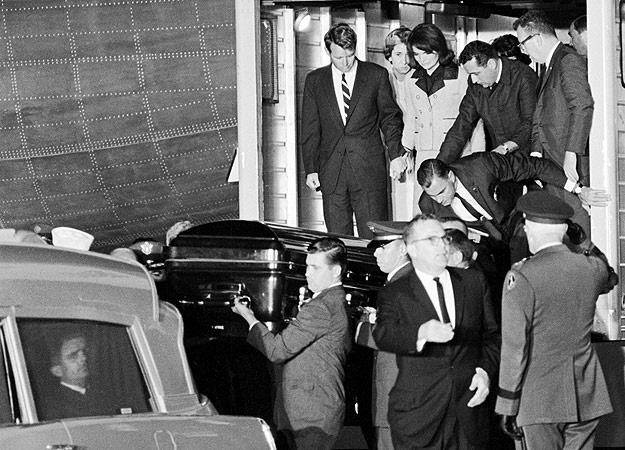CASKET OF PRESIDENT JOHN F KENNEDY UNLOADED FROM AIR FORCE ONE 8X10 PHOTO 1963