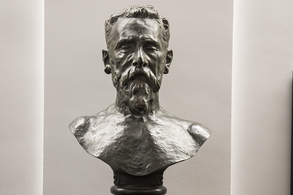 Pulitzer bust