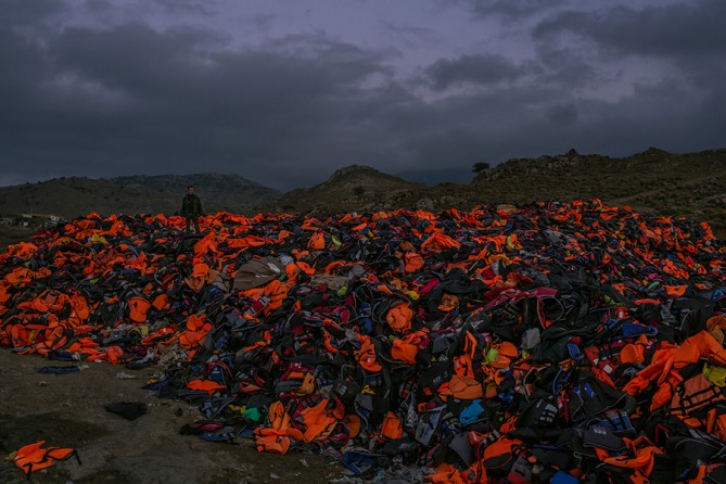 A huge pile of discarded life vests, inner tubes and deflated rubber dinghies, the basic equipment that thousands of refugees have used to cross the Aegean Sea from Turkey, at dusk on the Greek island of Lesbos (Mauricio Lima, The New York Times - November 7, 2015). 