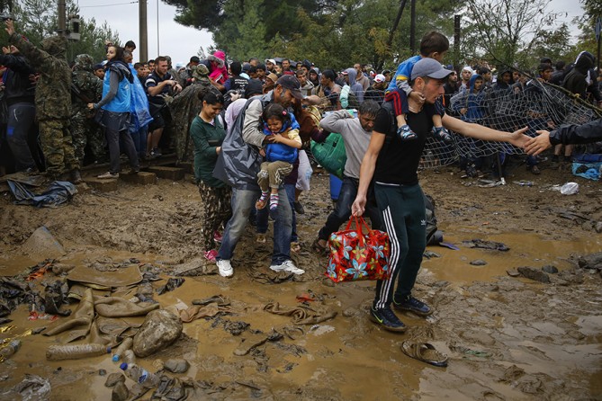 Syrian refugees walk through the mud as they cross the border from Greece into Macedonia, near the Greek village of Idomeni (Yannis Behrakis, Thomson Reuters - September 10, 2015).