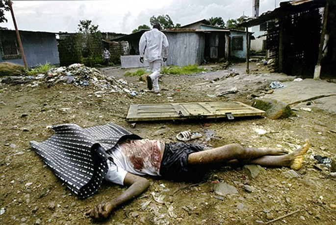 BEYOND HELP: As residents flee an area coming under fire, the previous day's casualties are left behind. (Carolyn Cole)