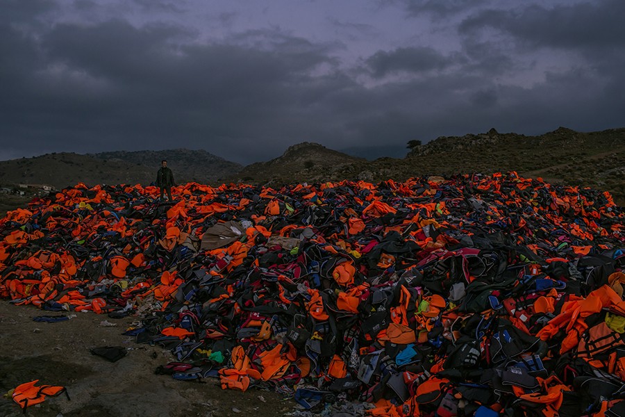 A huge pile of discarded life vests, inner tubes and deflated rubber dinghies, the basic equipment that thousands of refugees have used to cross the Aegean Sea from Turkey, at dusk on the Greek island of Lesbos (Mauricio Lima, The New York Times - November 7, 2015). 