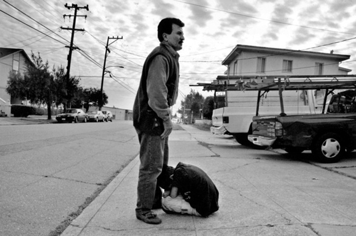 Upset by the stares of strangers, Saleh ran from the store. Raheem chased him down and tried to console him but it was too much for Saleh. In front of their apartment building, he fell to the ground sobbing as Raheem stood helplessly above him.